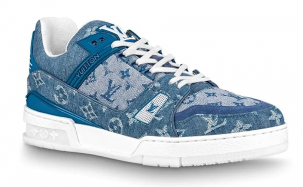 Sepatu sneakers dengan bahan denim